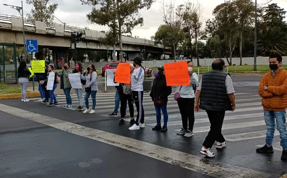 Padres bloquean vialidad en CDMX en denuncia de agresión de hombres armados en kínder