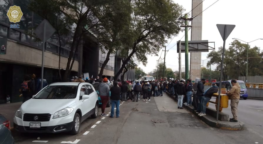 Integrantes de la Cooperativa Cruz Azul protestan frente a oficinas de la CFE en CDMX