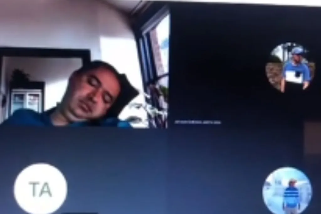 Maestro se queda dormido en plena exposición de sus alumnos #VIDEO