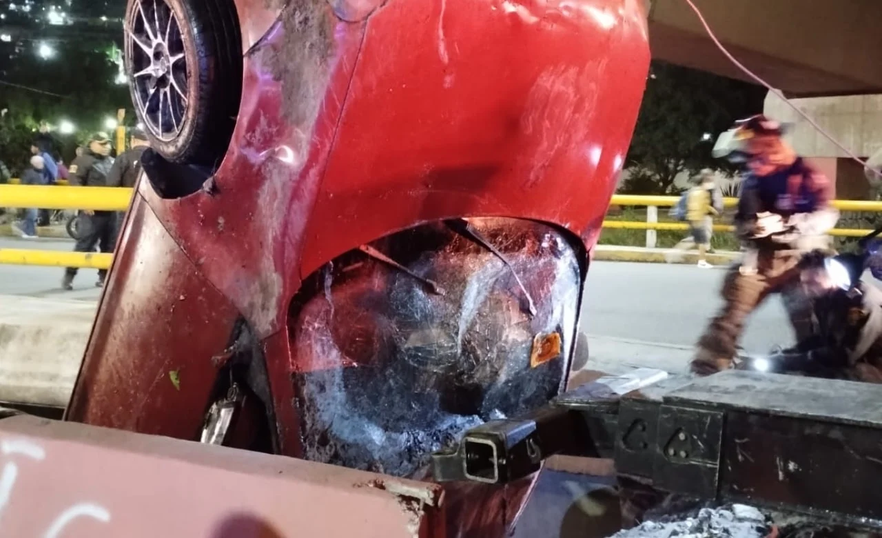 Vehículo cae al Río de los Remedios; un hombre murió