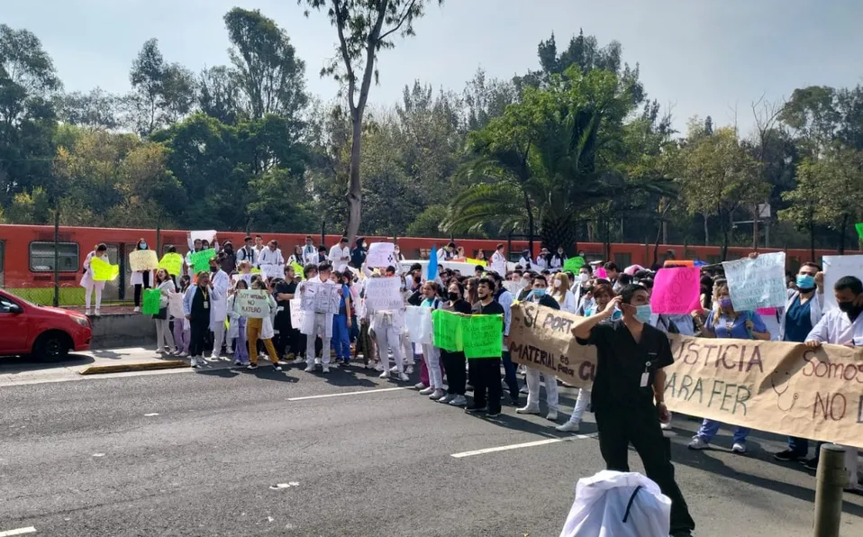 Médicos del ISSSTE vuelven a bloquear avenida Insurgentes por detención de compañero