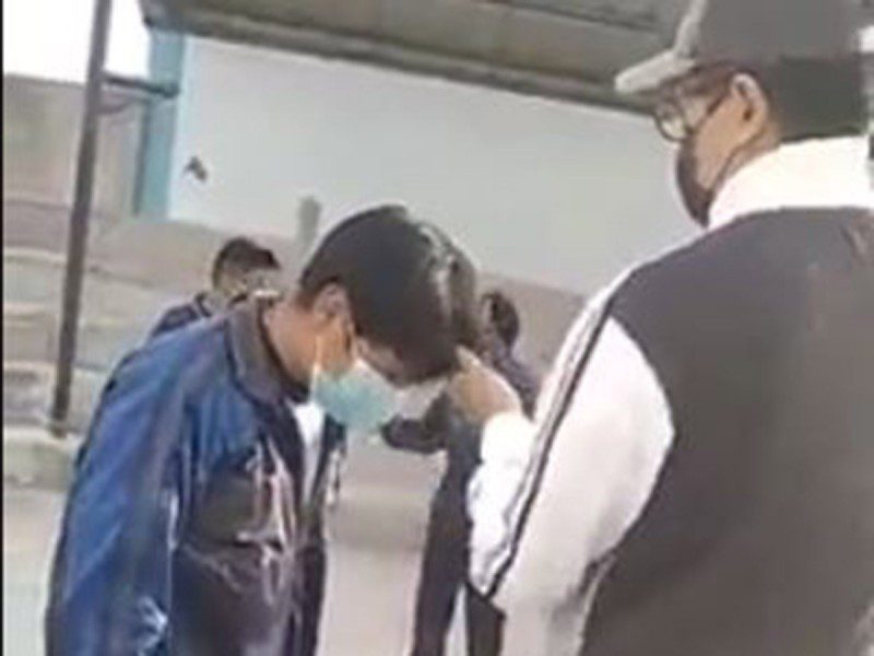 Maestro le corta el cabello a sus estudiantes para "disciplinarlos" #VIDEO