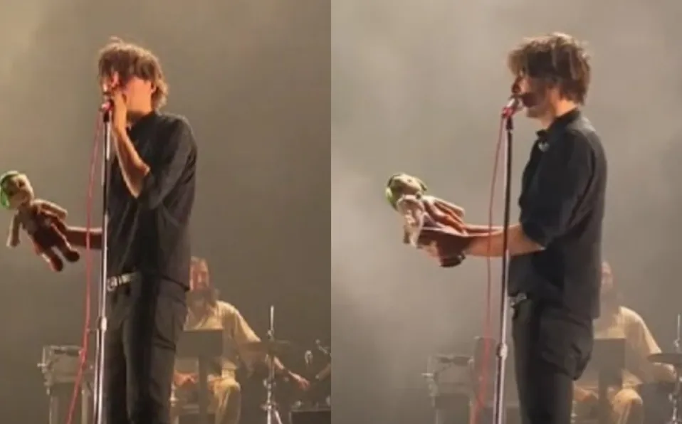 "¿No es el de la farmacia, verdad?" Fans lanzan a peluche de 'El chavo del 8' a vocalista de Phoenix