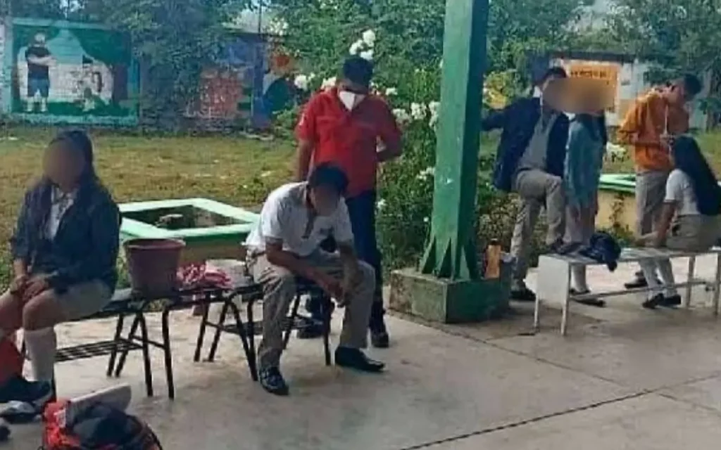 30 alumnos se intoxican en secundaria de Iguala, Guerrero, por uso de gas pimienta
