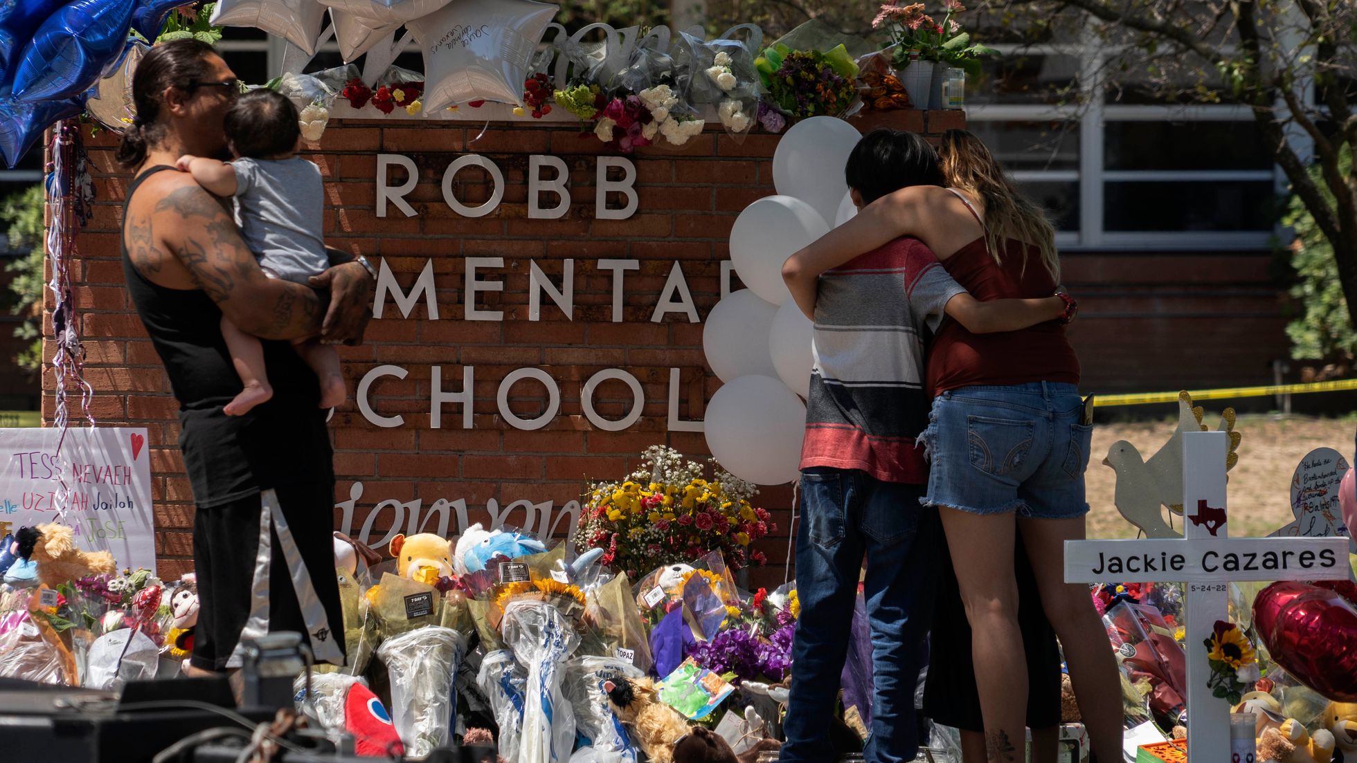 Nuevo audio revela a policía ordenando esperar durante tiroteo de Uvalde