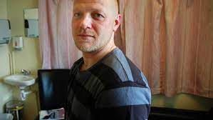 Tras 21 años preso, absuelven a hombre condenado por doble asesinato y violación