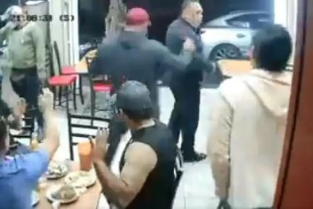 Exhiben violento asalto de hombres armados a taquería en Cuernavaca #VIDEO