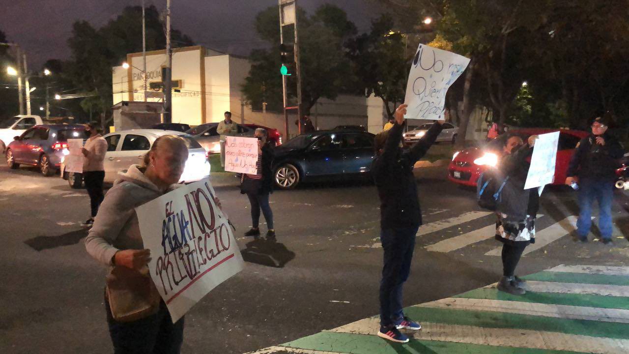 Vecinos cierran Canal de Miramontes y Calzada La Virgen ante falta de agua
