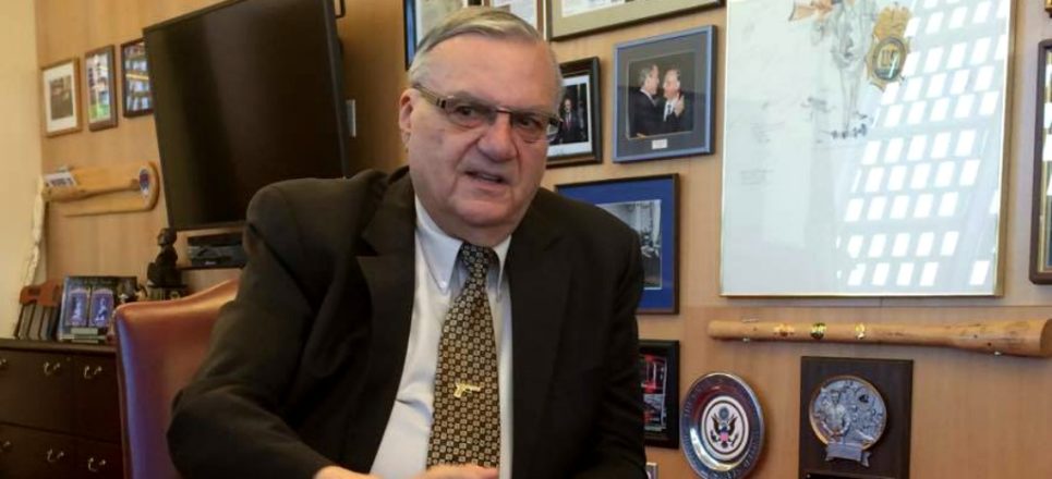 Exsheriff de Arizona exige a Ebrard disculparse por acusarlo de "promover asesinato de migrantes"