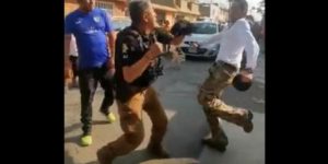 ‘Rífate un tiro carnal’: policía de Ecatepec se enfrenta a golpes con civil #VIDEO