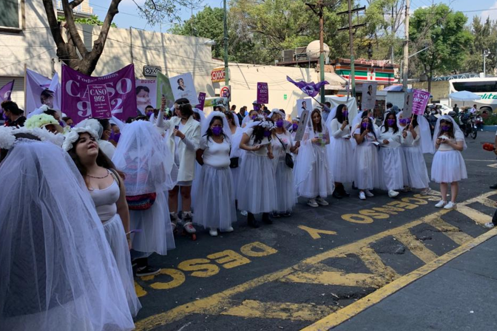 Mujeres vestidas de novia protestan contra la violencia vicaria frente a la Fiscalía CDMX
