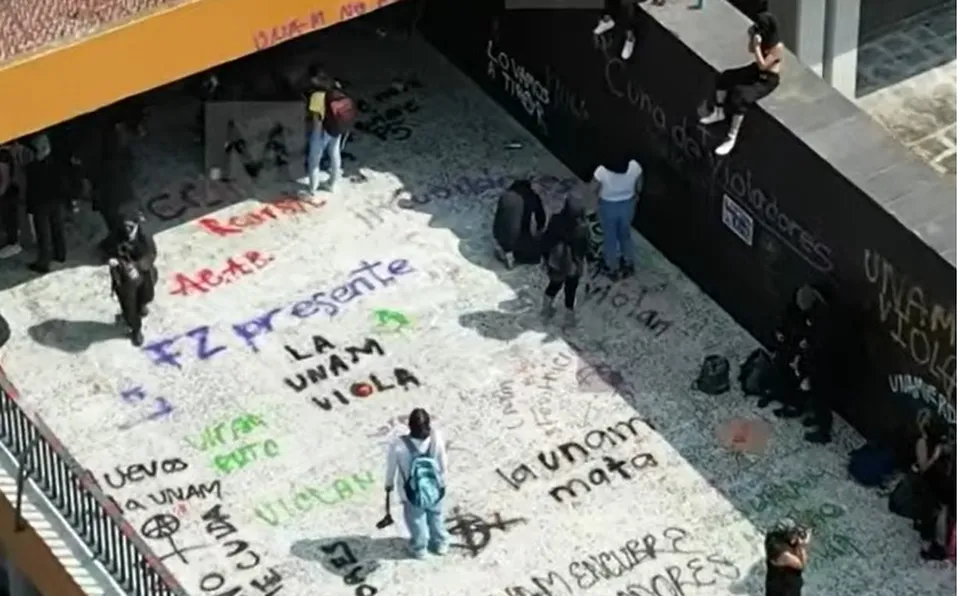 Manifestantes vandalizan Rectoría por caso de abuso sexual en CCH Sur #VIDEOS