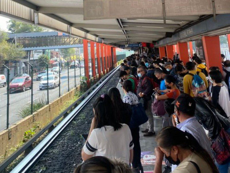 Detienen servicio en Línea 2 del Metro CDMX por persona en las vías
