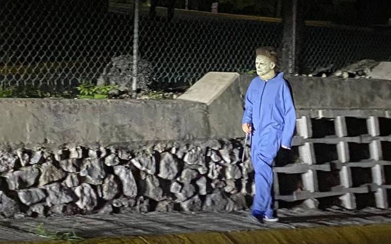 Sorprende joven disfrazado de 'Michael Myers' deambulando por calles de Monterrey