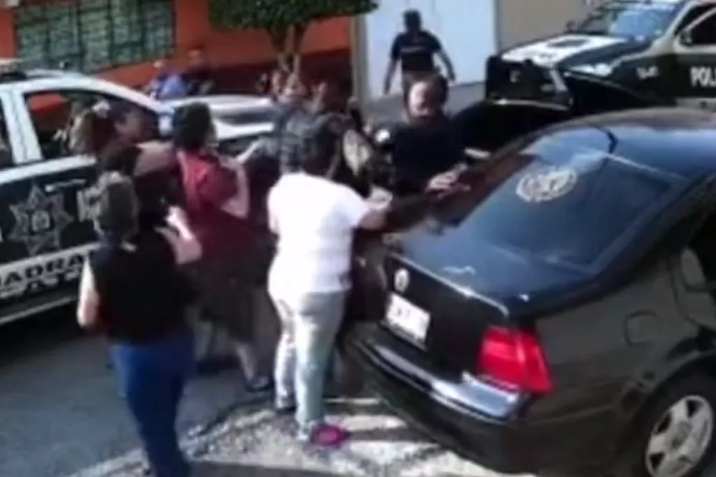Policía en Ecatepec golpea a mujer por negarse a que revisaran auto #VIDEO