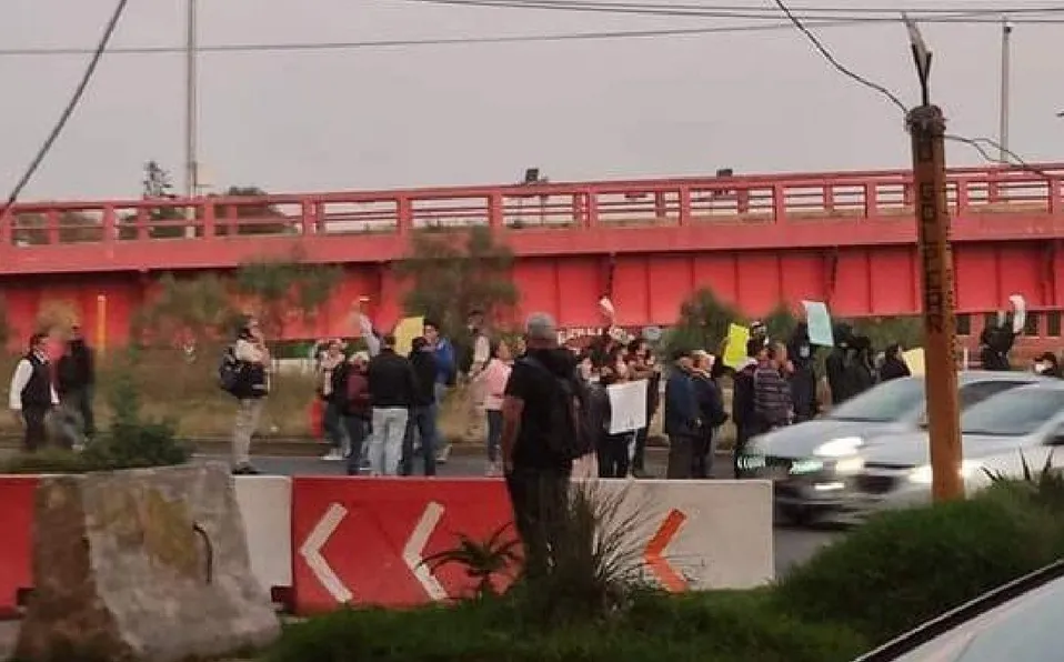 Vecinos bloquean avenida Central, en Ecatepec, ante falta de agua en la localidad