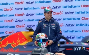 ‘Checo’ Pérez presume el nuevo casco que usará para el Gran Premio de México 2022