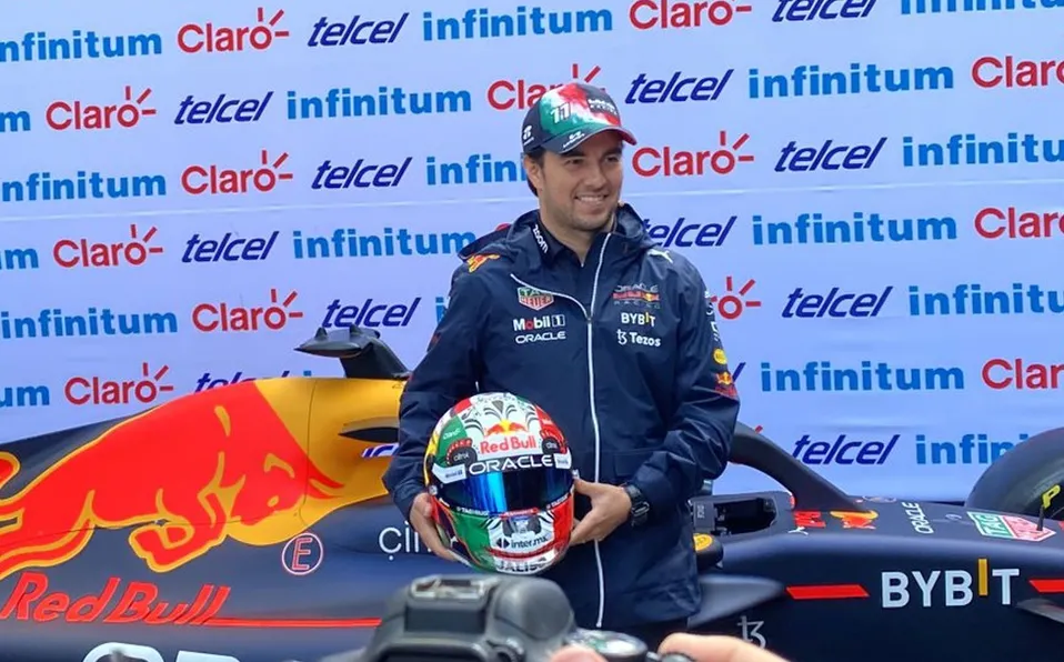 'Checo' Pérez presume el nuevo casco que usará para el Gran Premio de México 2022