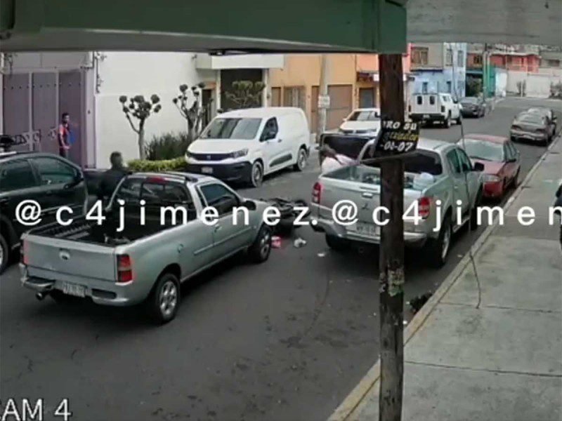 Conductor "héroe" frustra asalto en Iztapalapa al atropella a ladrones #VIDEO