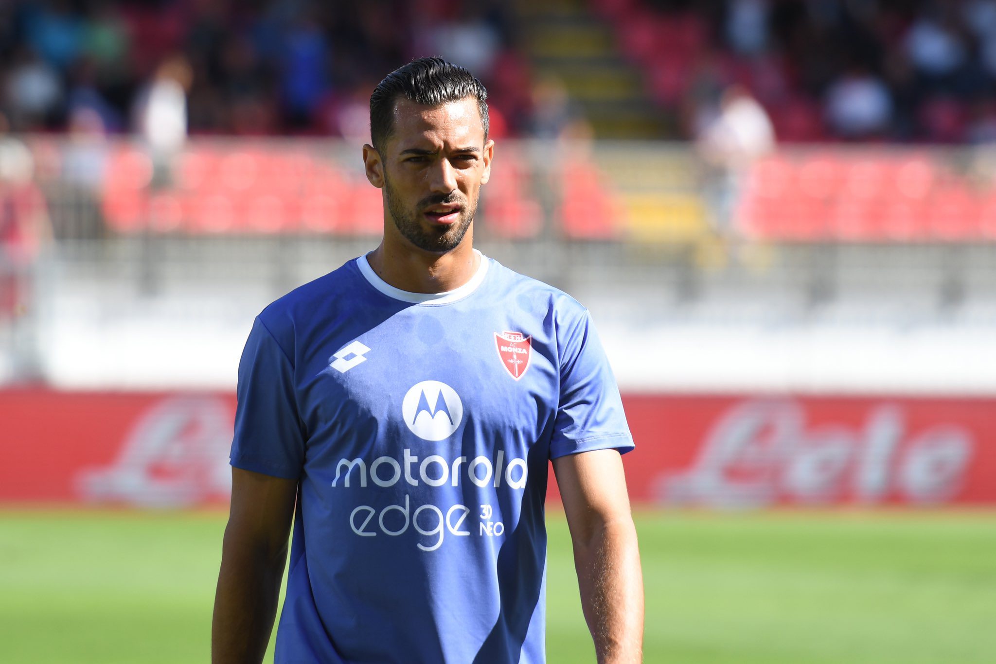 Futbolista español de primera división italiana y 5 personas más son apuñalados en centro comercial