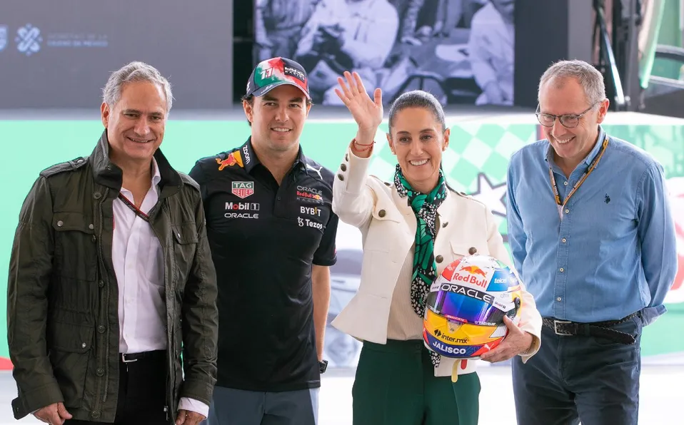 'Checo' Pérez le regala un casco a Sheinbaum, tras decir que el GP era para "fifis"