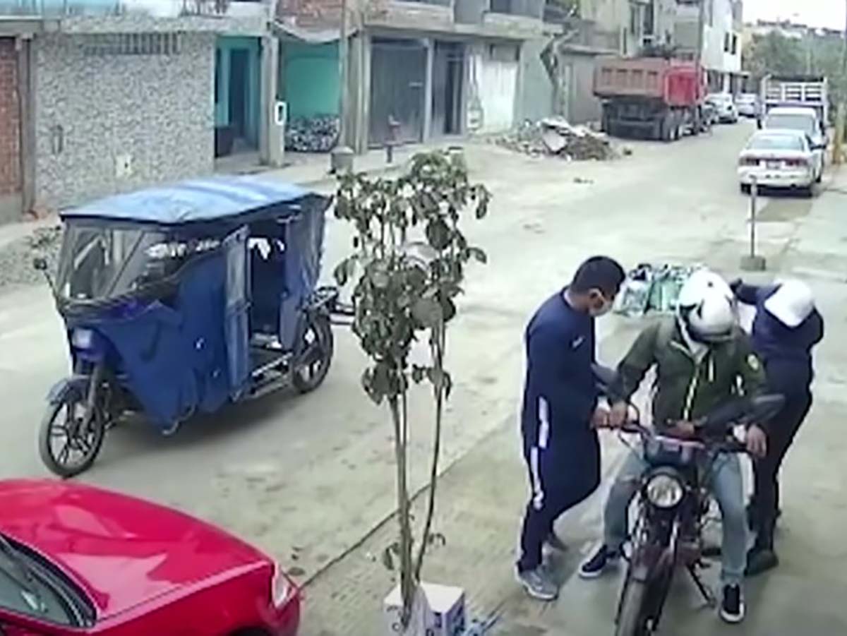 Bulto de cemento detiene atraco al caer sobre asaltantes #VIDEO