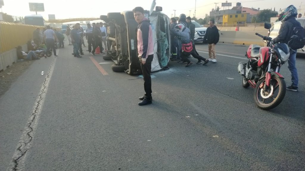 14 heridos dejó esta mañana la volcadura de una combi en la México-Puebla