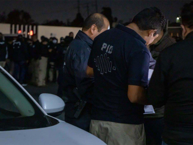 Mujer intenta asesinar a su pareja al prenderle fuego dentro de un auto, en Querétaro