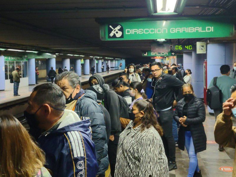Paran servicio en Línea 2 del Metro para rescatar a un perrito