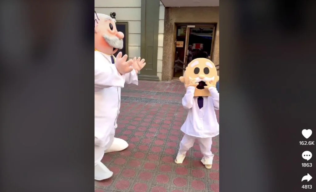 "Lo mismo pero más chiquito": niño se disfraza de Dr. Simi para Halloween #VIDEO