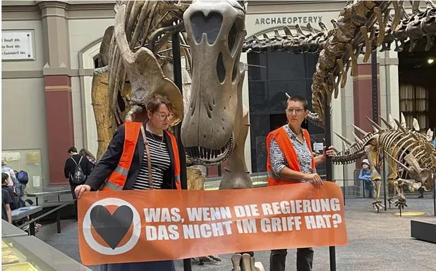 Activistas se pegan a esqueleto de dinosaurio y pintan edificios emblemáticos de Londres