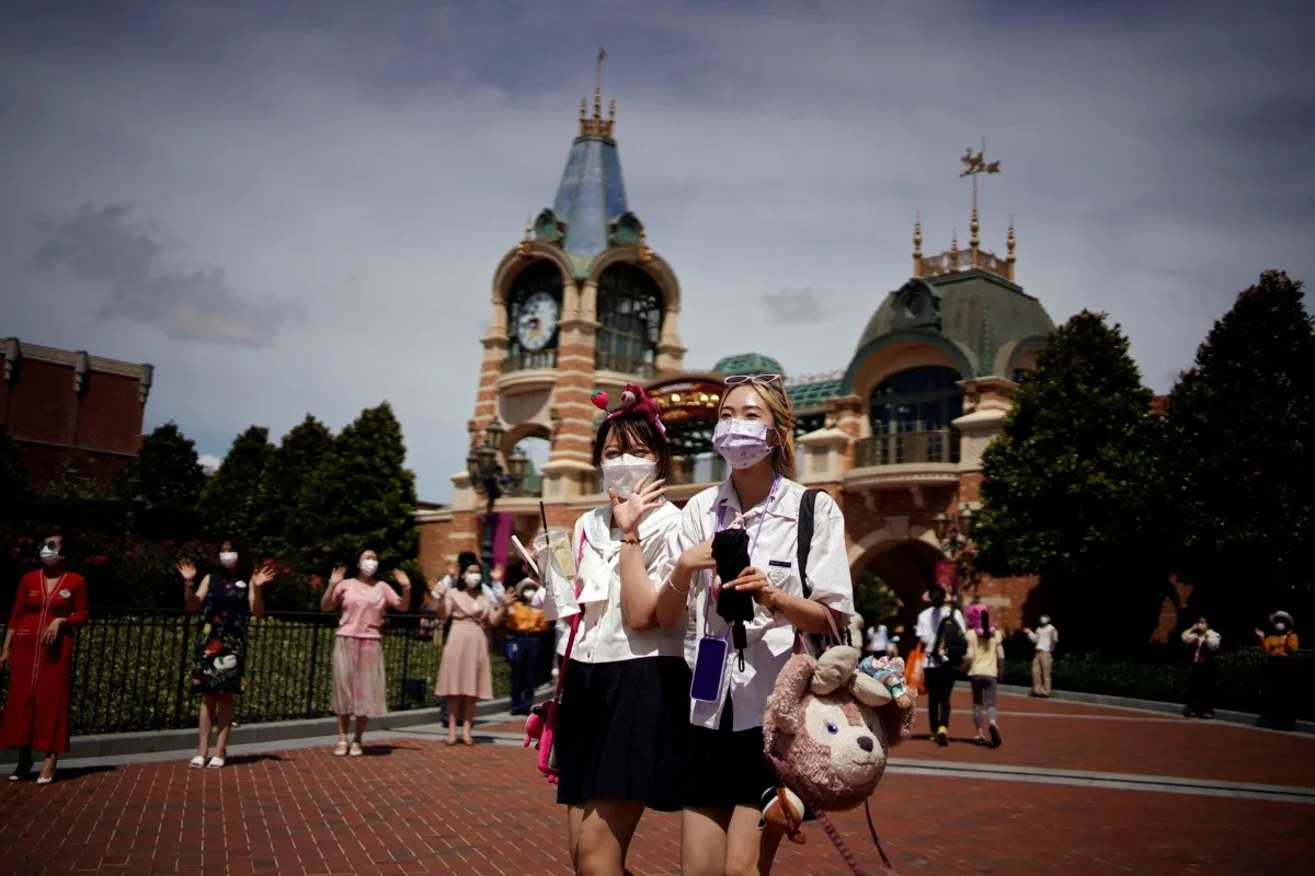 Confinan a turistas en Disneyland de Shanghái tras brote Covid-19