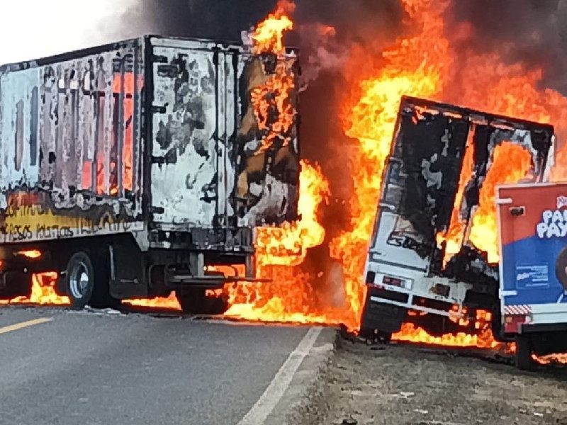 Normalistas queman camionetas en carretera Zacapu-Carapan, en Michoacán