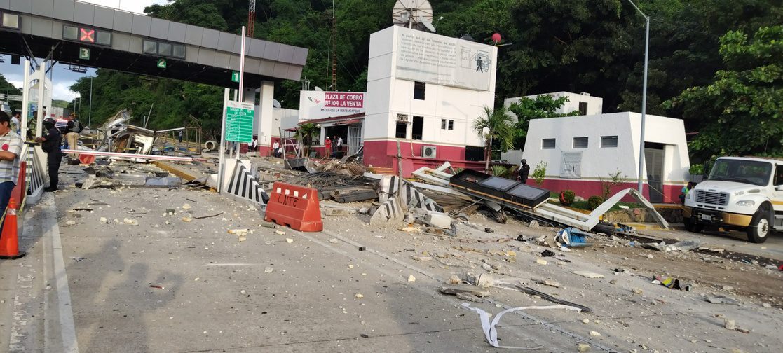 Accidente de tráiler en caseta La Venta-Acapulco
