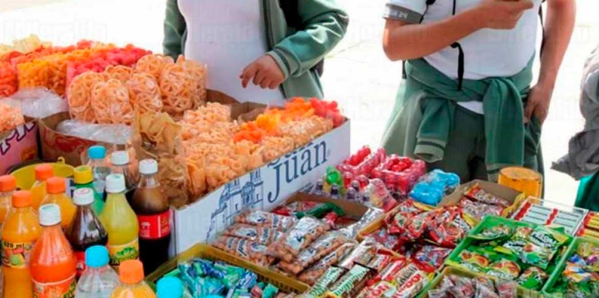 Alimentos y bebidas chatarra en escuelas