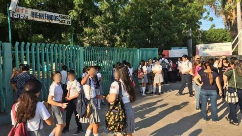 Alumna de secundaria en Sonora bebe cloro en plena clase