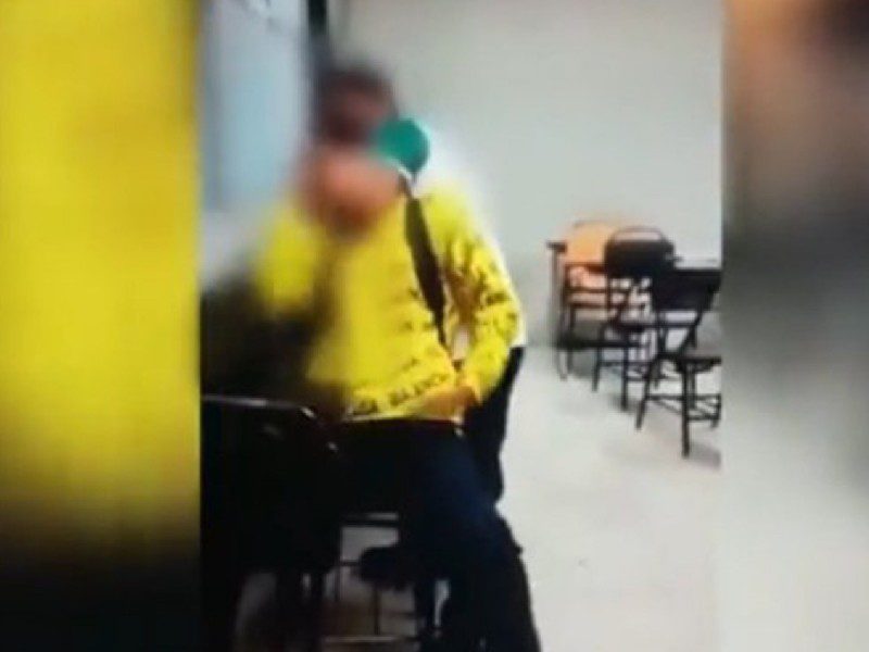 Alumno de Conalep aplica una 'llave china' a su compañero