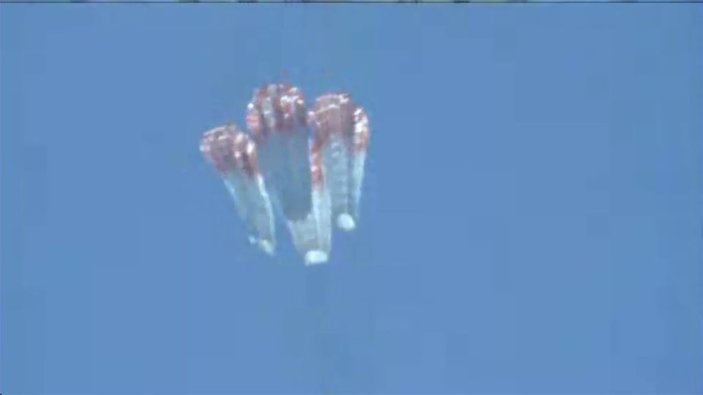 Aterrizan con éxito 4 astronautas en cápsula Crew Dragon de SpaceX