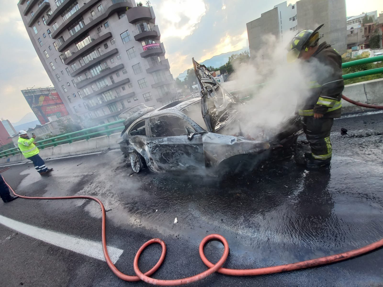 Auto se incendia en el segundo piso del Periférico en la CDMX