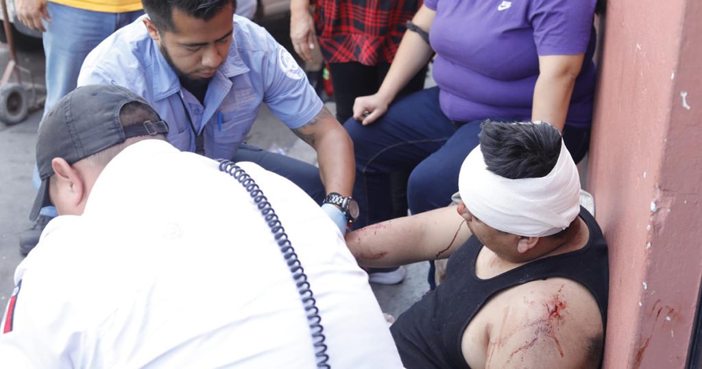 Automovilista arrolla a personas en un puesto de tacos en Querétaro