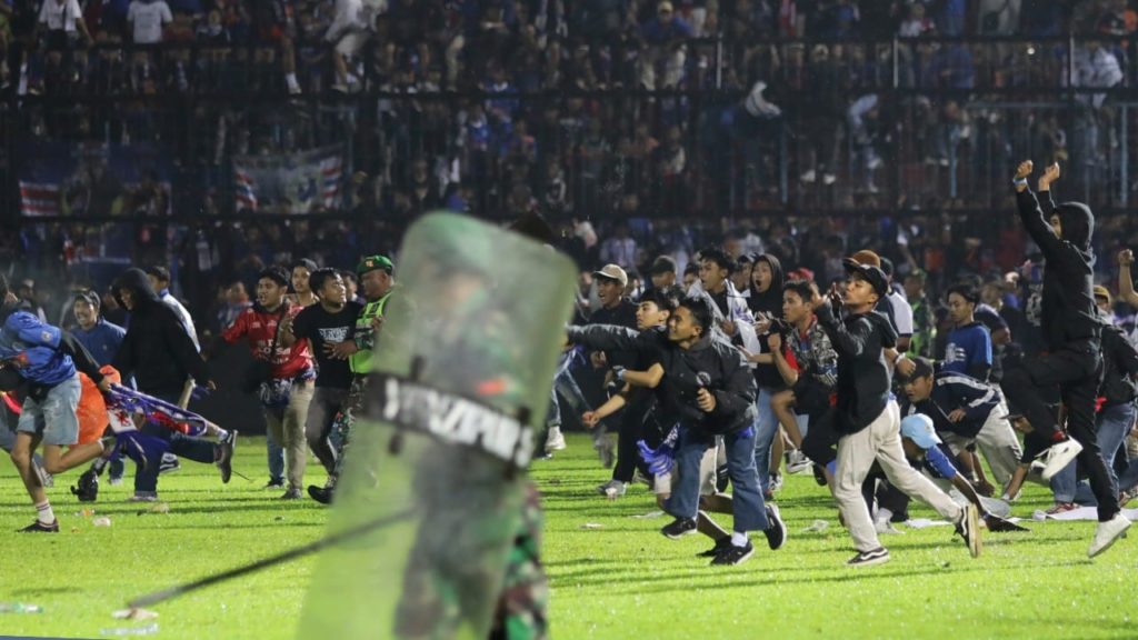 Batalla campal en partido de fútbol en Indonesia
