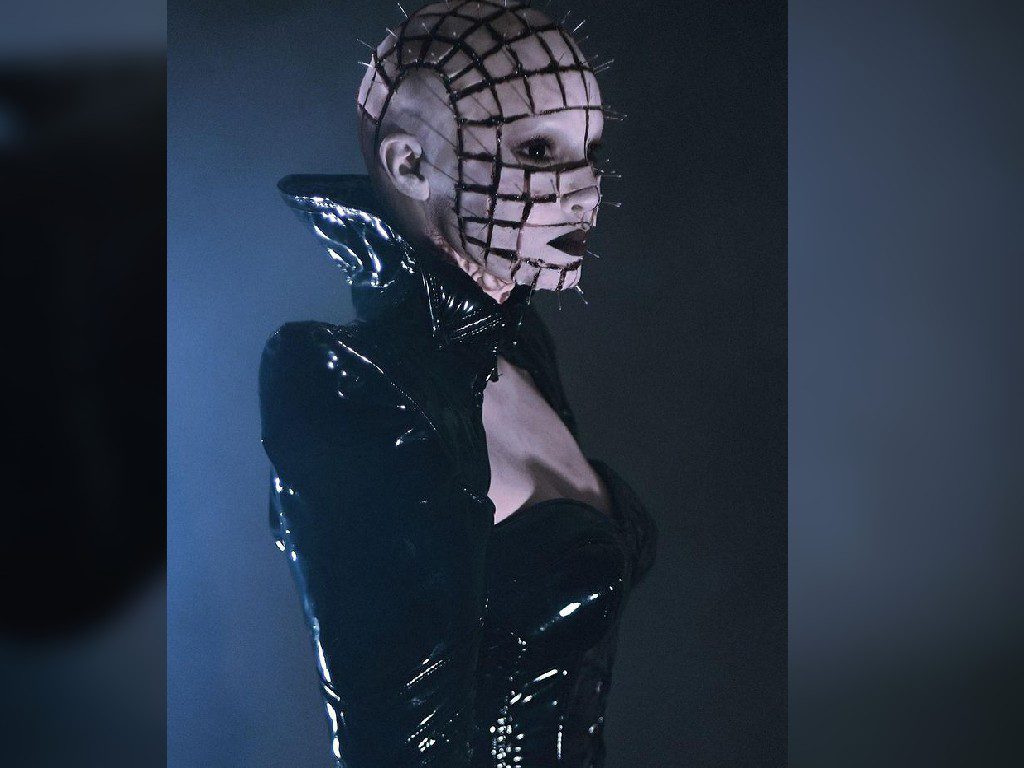 Belinda se disfraza de Hellraiser en Halloween