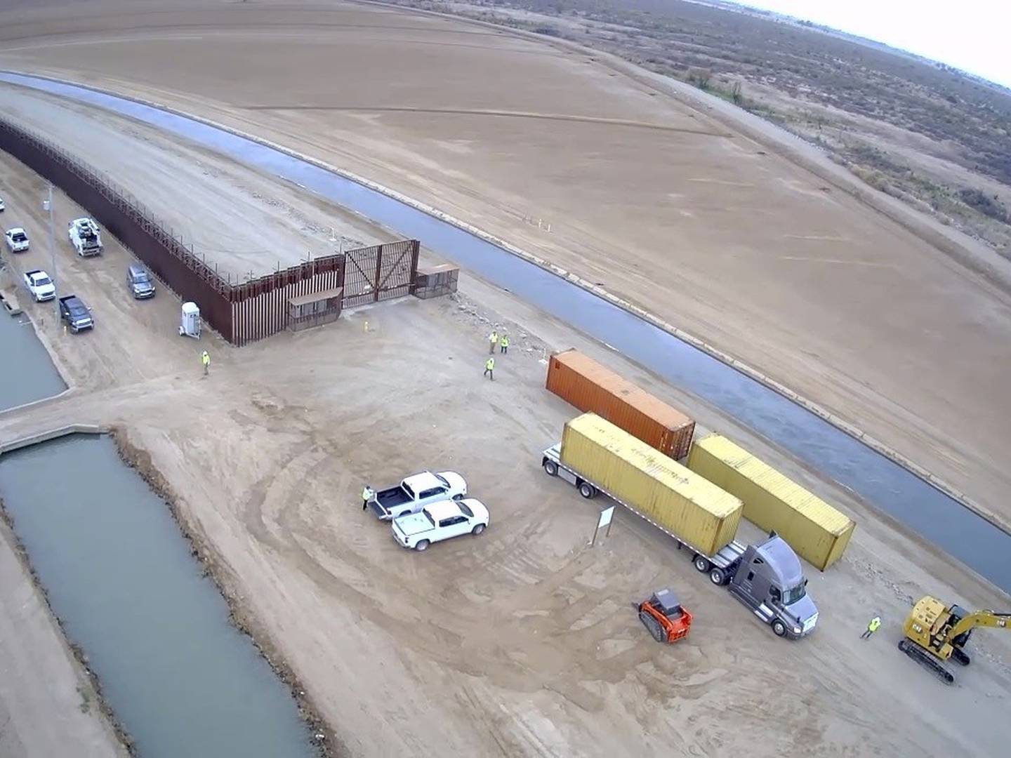 Contenedores en la frontera entre México y Arizona