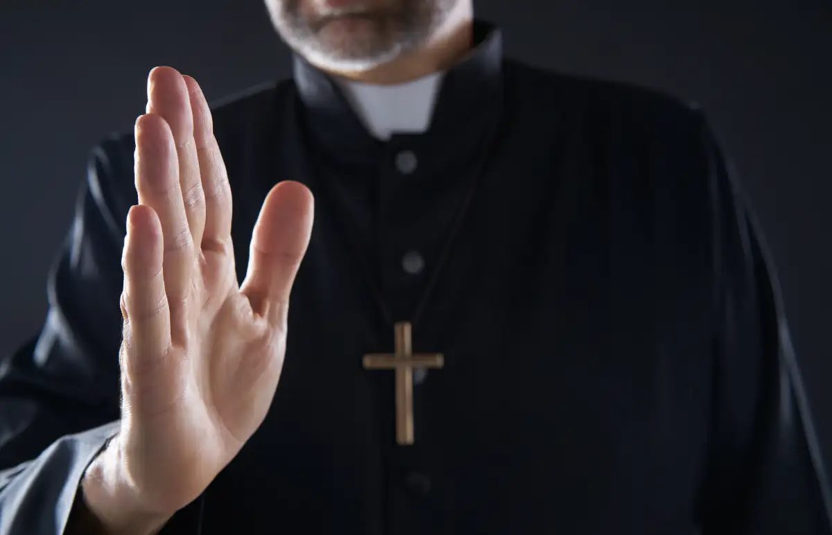 Detienen a sacerdote de NL por tocamientos a niña