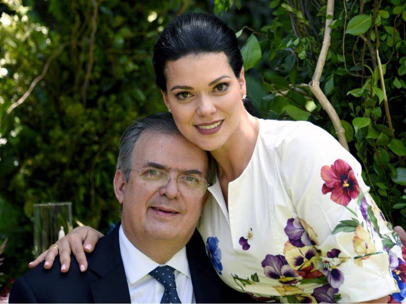 Ebrard celebra aniversario con su esposa