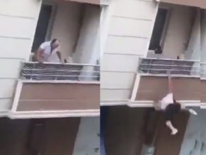 ¿El karma? Hombre cae desde un balcón tras lanzarle algo a un peatón #VIDEO