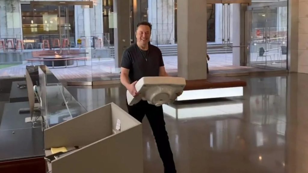 Elon Musk ingresa a las oficinas de Twitter con un lavabo