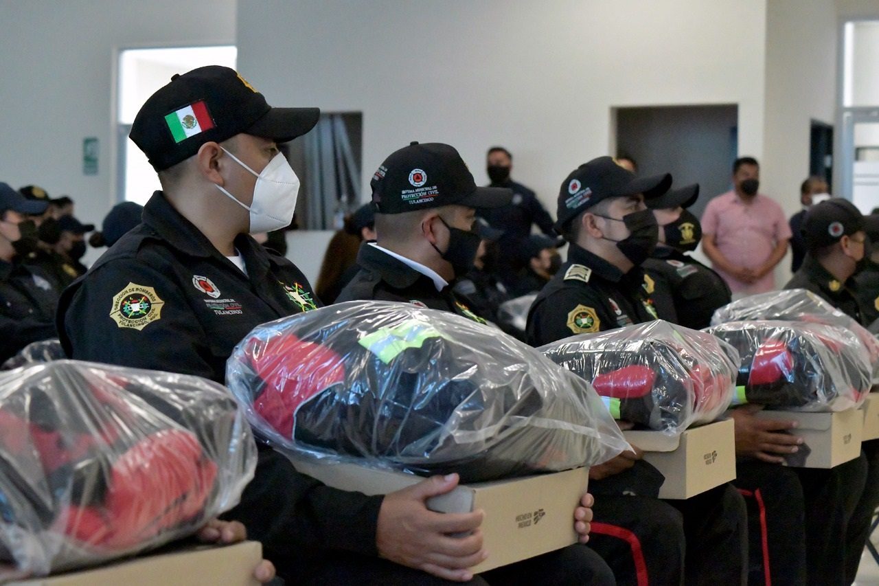 Entregan uniformes a elementos de Seguridad y Bomberos en Tulancingo