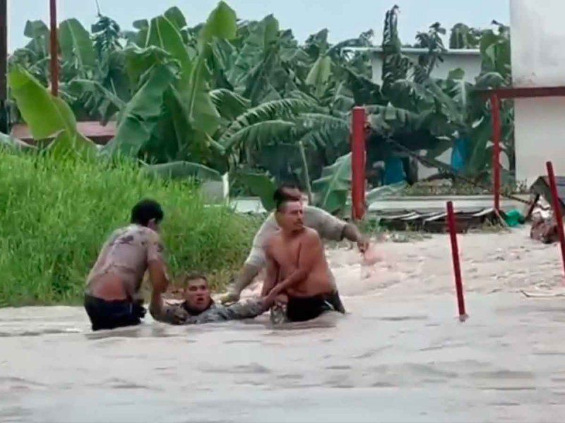 Habitantes de Teapa salvan a elemento de la GN de ahogarse