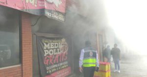 Desalojan una rosticería en Coatzacoalcos, Veracruz, tras un incendio